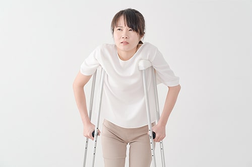 交通事故の治療費打ち切り連絡を無視したらどうなる？ リスクや...