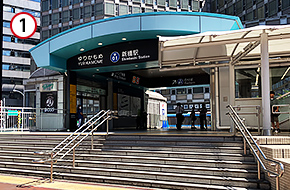 JR「新橋駅」を出て、ゆりかもめ「新橋駅」の乗り場に向かう階段を上がってください。