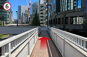 歩道橋の階段を下り、昭和通り前に降りてください。