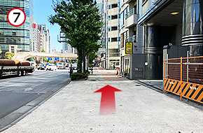 昭和通りをまっすぐ歩いてください。