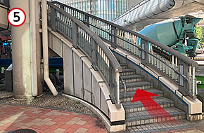昭和通り銀座歩道橋の階段を上ってください。