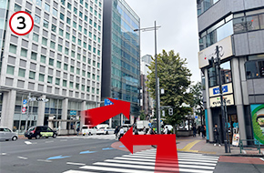 もう1回横断歩道を渡り、横断歩道を矢印の方向に渡り、右方向に進みます。