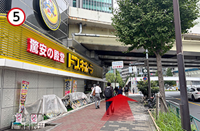 ドン・キホーテを過ぎたら、横断歩道を渡り、歩道橋を上ります。