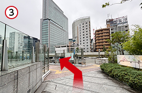 左に曲がります。