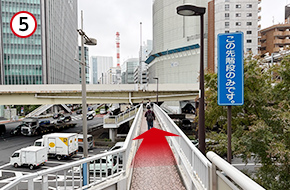 歩道橋を道なりに進みます。