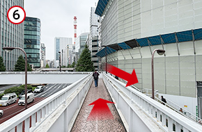 歩道橋を渡りきったら、右方面に下ります。