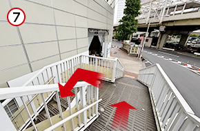 矢印の方向に、歩道橋を下ります。