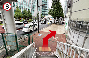 歩道橋を下りきったら、そのまま道なりに1分ほど進みます。