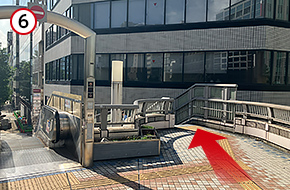 歩道橋を渡り、銀座昭和通りビル前の階段を下ってください。