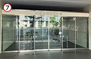 階段を下ったところにある「銀座昭和通りビル」の4階です。